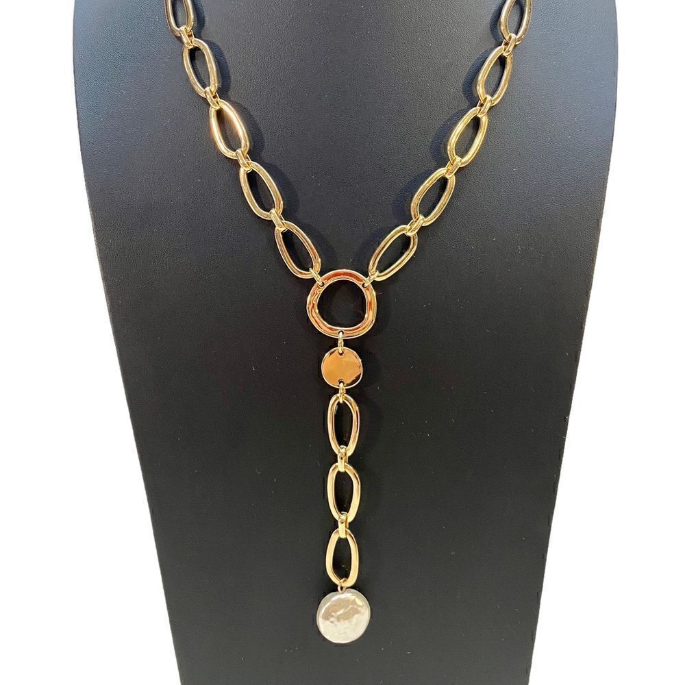 Elegant Gold Toned Lariat Necklace w/ drop down Pearl Pendant.